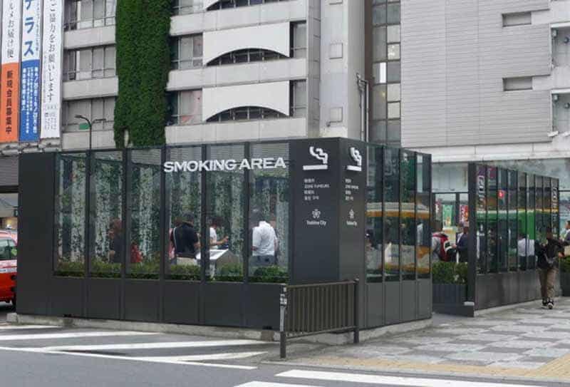 مكان خاص للمدخنين في أحد شوارع طوكيو